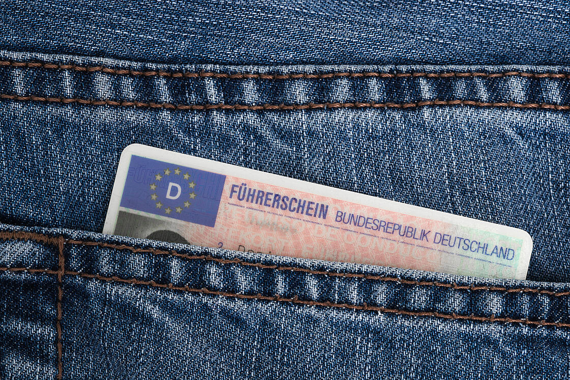 Schriftzug eines Führerschein in einer Hosentasche