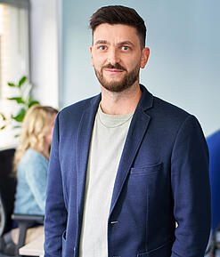 Portraitfoto von Julian Schlender