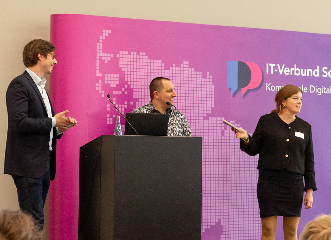 Dr. Niklas Sievers, Philipp Goetting und Bürgermeisterin Julia Samtleben beim ITV.SH Forum 2026