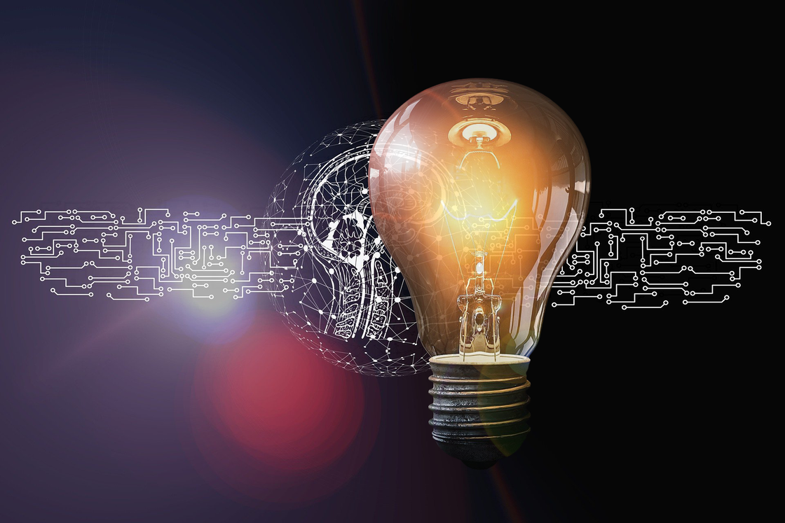 Stilisiertes Gehirn mit digitalen Verbindungen und einer Glühbirne im Vordergrund 