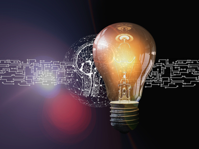 Stilisiertes Gehirn mit digitalen Verbindungen und einer Glühbirne im Vordergrund 