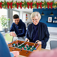 Mitarbeiter:innen beim kickern.