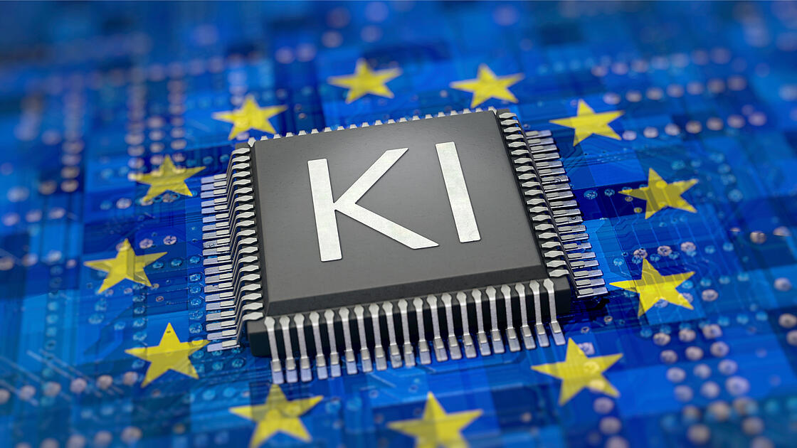 Ein Motherboard auf dem die Sterne der EU-Flagge abgebildet sind, in deren Mitte KI steht.