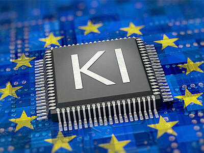 Ein Motherboard auf dem die Sterne der EU-Flagge abgebildet sind, in deren Mitte KI steht.