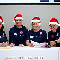 Mitarbeiterinnen des ITV.SH mit Weihnachtsmannmützen