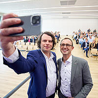 Matthi Bolte-Richter und Dirk Schrödter beim Aufnehmen eines Selfies.