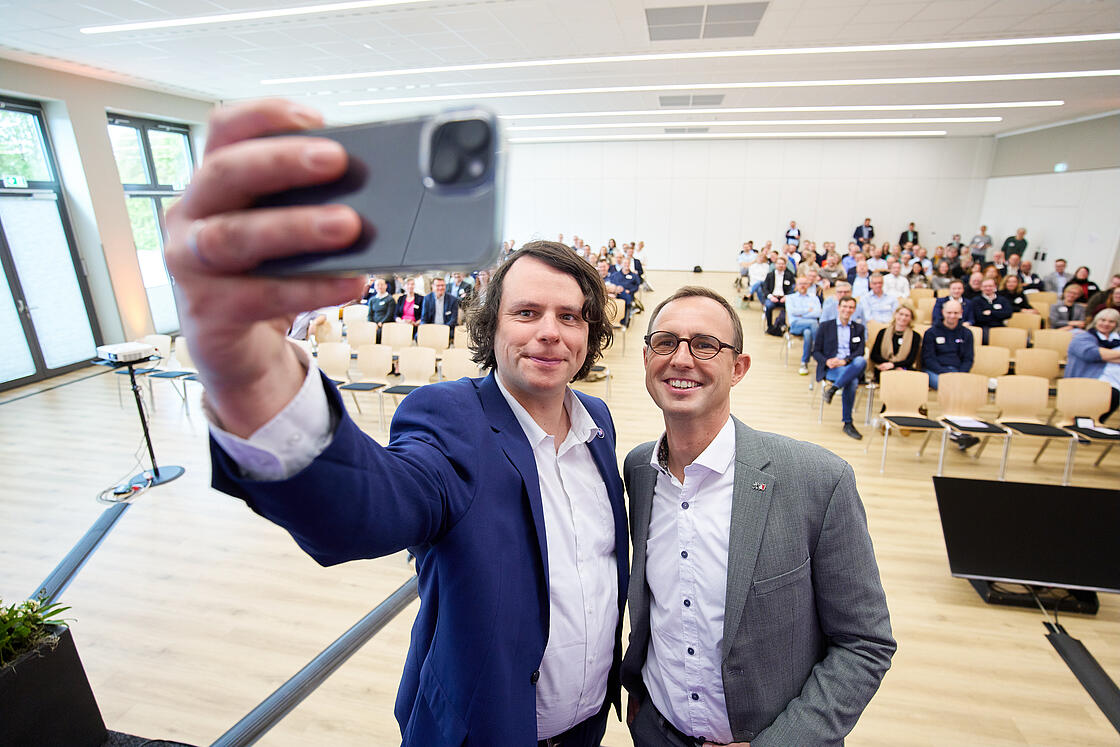 Matthi Bolte-Richter und Dirk Schrödter beim Aufnehmen eines Selfies.