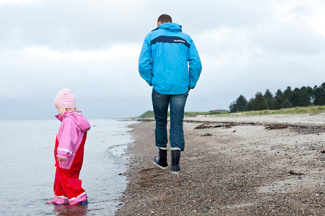 Vater mit Tochter am Strand