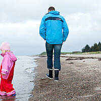 Vater mit Tochter am Strand
