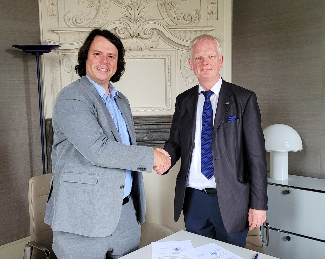 Matthi Bolte-Richter und Prof. Dr. Dr. Rainer Hering beim Handschlag nach der Unterzeichnung der neuen Kooperationsvereinbarung.