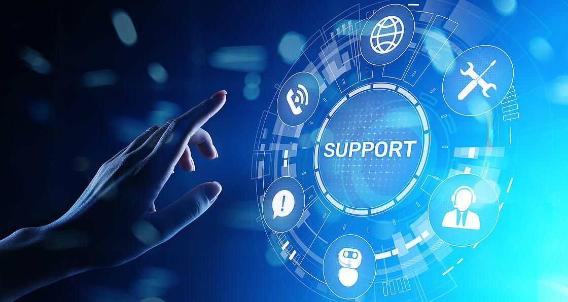 Eine Hand die auf hell erleuchtete Support Icons, wie eine Sprechblase, einen Schraubenschlüssel oder ein Telefon zeigt.