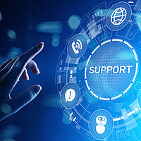 Eine Hand die auf hell erleuchtete Support Icons, wie eine Sprechblase, einen Schraubenschlüssel oder ein Telefon zeigt.