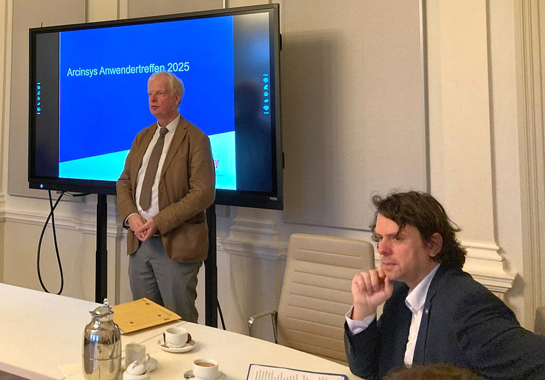 Prof. Dr. Dr. Rainer Hering und Matthi Bolte-Richter bei der Begrüßung kommunaler Archivar:innen im Landesarchiv in Schleswig