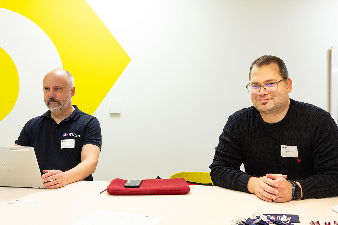 Christoph Besser (ITV.SH) und Hauke Symnik (ITV.SH) am Info-Tresen beim Netzwerktreffen der Digtialen Langzeitachivierung