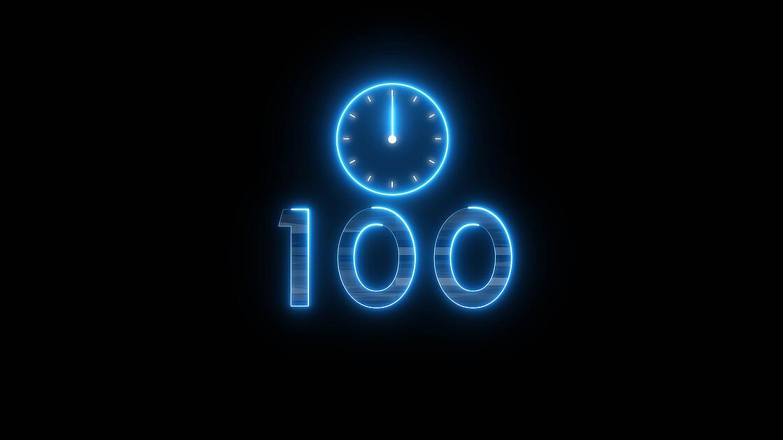 Schwarzer Hintergrund auf dem in blauer Schrift leuchtend die Zahl 100 sowie eine Uhr abgebildet sind