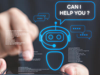 Person, die ein Mobiltelefon hält, auf dem leuchtende Symbole für einen Chatbot zu sehen sind.
