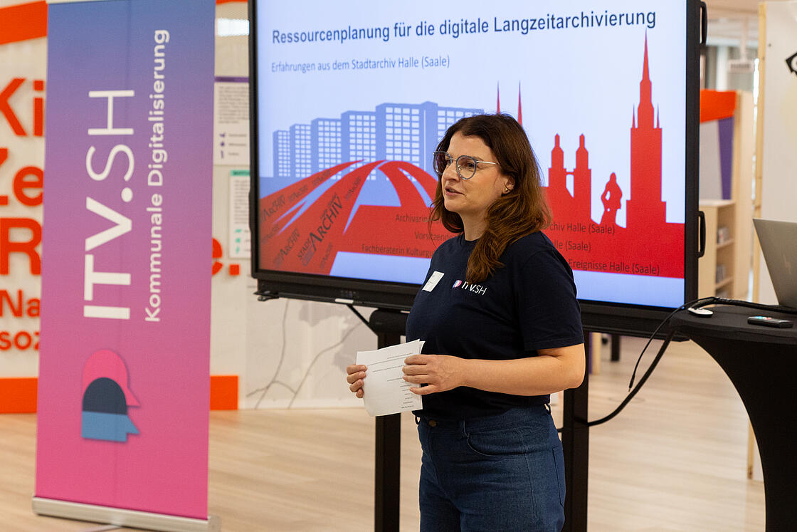 Susanne Meinicke (ITV.SH) während einer Präsentation beim Netzwerktreffen der Digtialen Langzeitachivierung