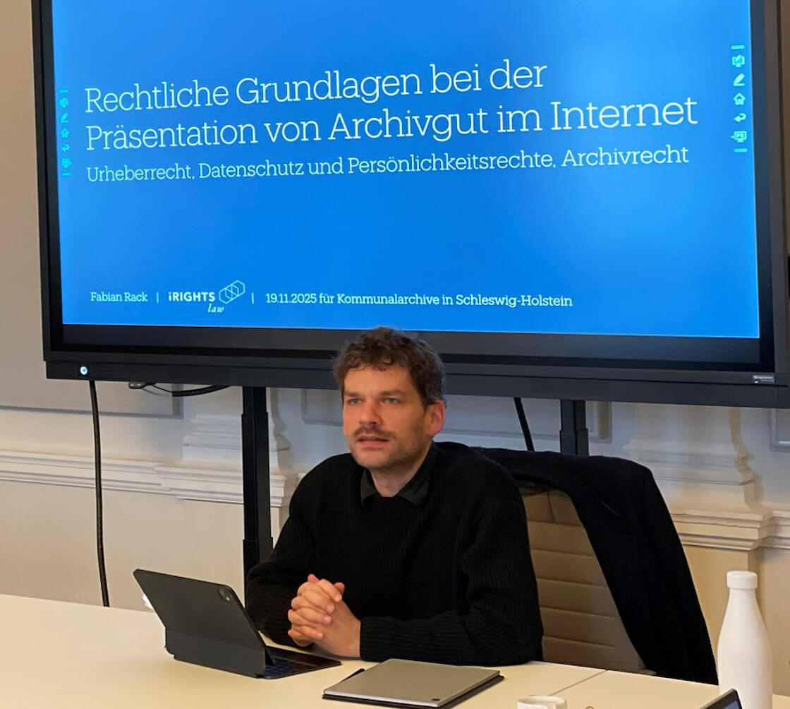 Rechtanwalt Fabian Rack bei seinem Vortrag beim Arcinsys-Anwender:innentreffen im Landesarchiv in Schleswig.