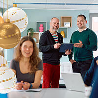 Mitarbeitende des ITV.SH im Workshop mit Weihnachtskugeln
