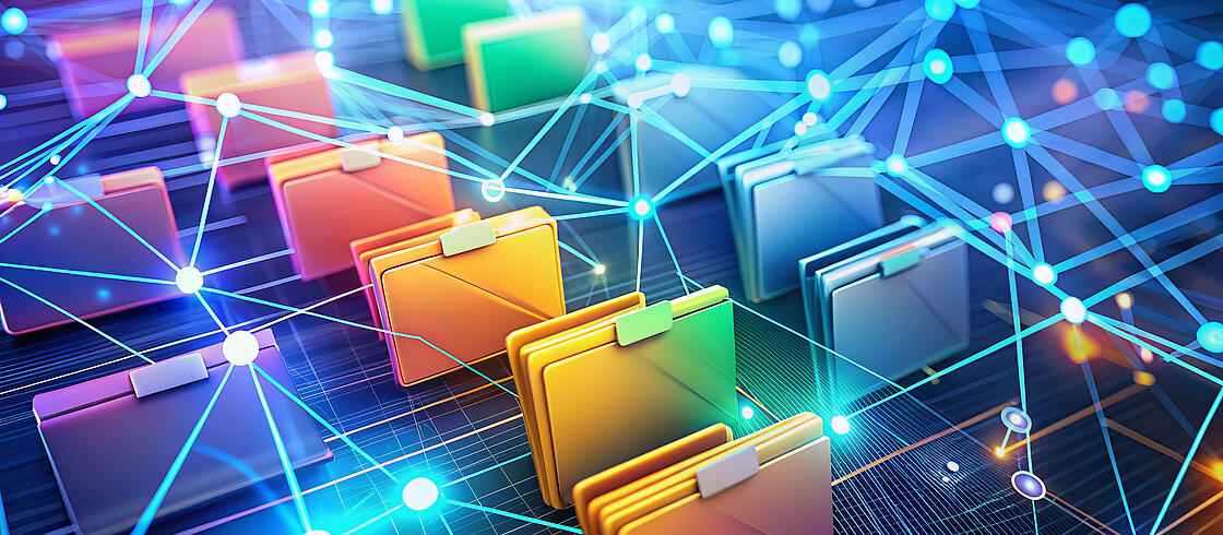 Digitale Ordner und Dokumente, die von leuchtenden Netzwerkverbindungen umgeben sind.