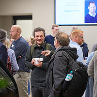 Teilnehmende des ITV.SH Forums im Foyer beim Austausch.