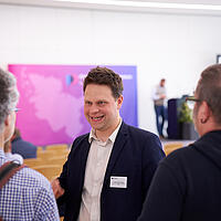 Dr. Maximilian Wehage im Austausch mit Teilnehmenden.