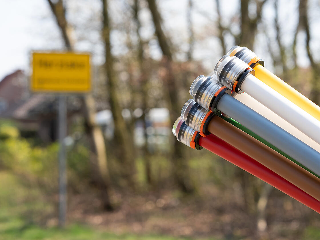 Glasfaser Internetz - Kabel vor einem Ortseingangsschild