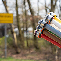 Glasfaser Internetz - Kabel vor einem Ortseingangsschild