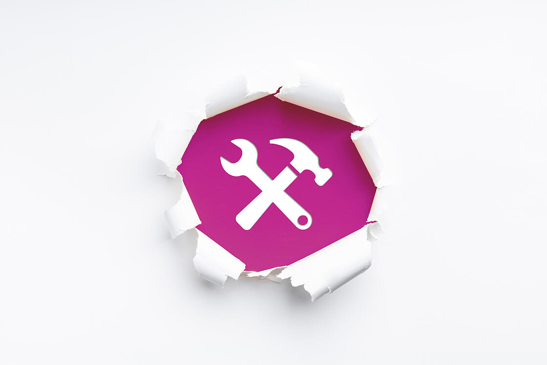 Symbol mit Hammer und Schraubenschlüssel