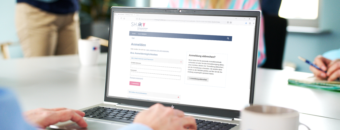 Nahaufnahme eines Laptopbildschirms mit dem Onlineantrag zur Gewerbeanmeldung.