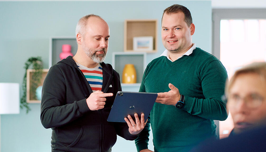 Beratungssituation, in der zwei Männer im Gespräch sind.