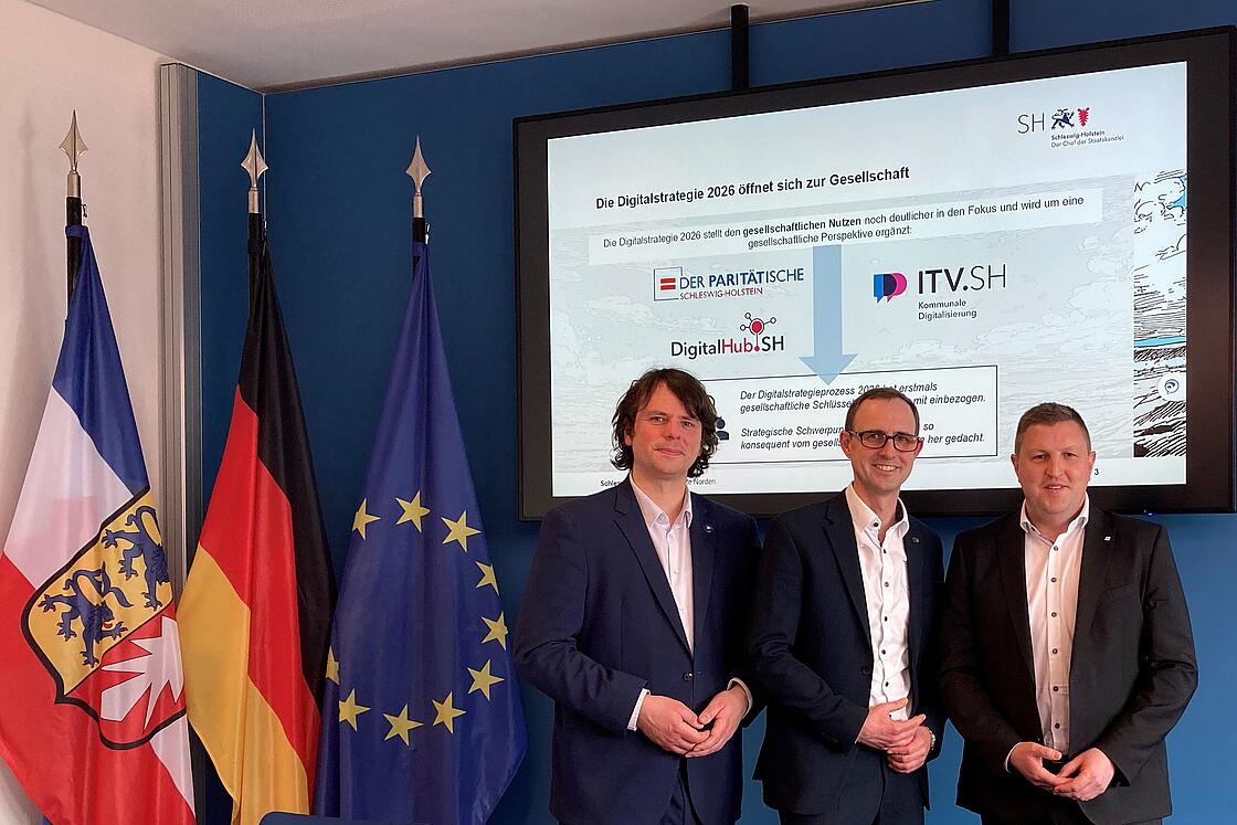 auf der Pressekonferenz zur Digitalstategie des Landes SH, von links nach rechts: Matthi Bolte-Richter, Digitalisierungsminister Dirk Schrödter und Michael Saitner vom Paritätischen Wohlfahrtsverband Schleswig-Holstein. 