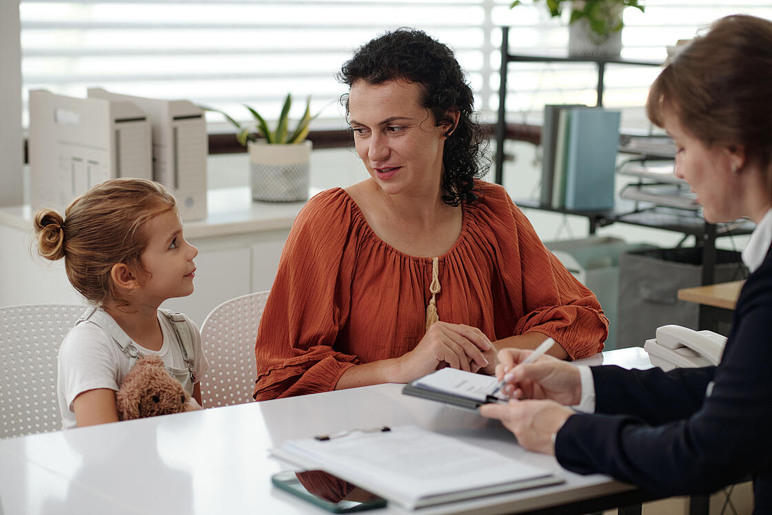 alleinerziehende Mutter mit Kind beim Jugendamt